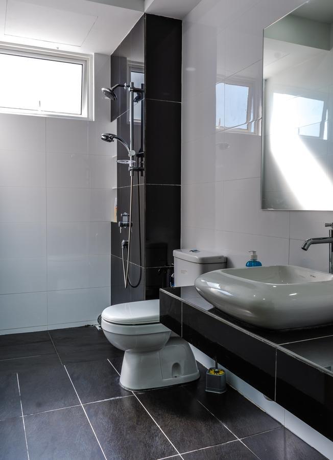 Southwest Island Suite By D Imperio Homestay Bayan Lepas Bagian luar foto